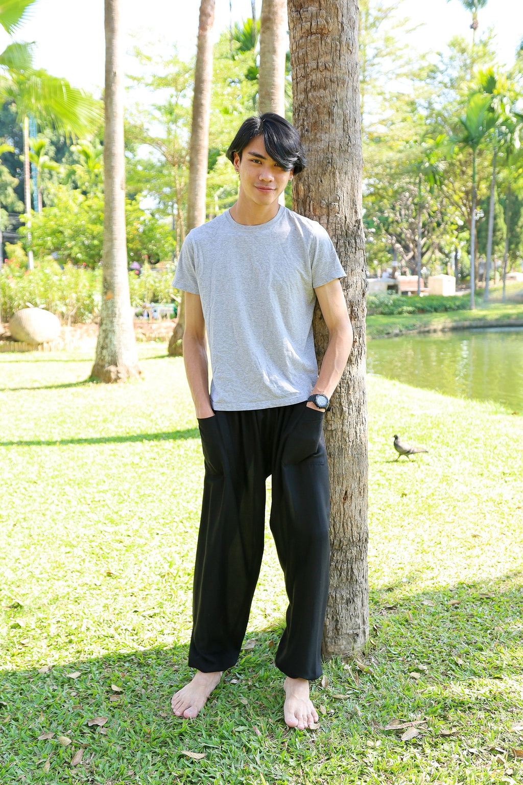 Men's boho harem pants with two pockets fitting an iPhone