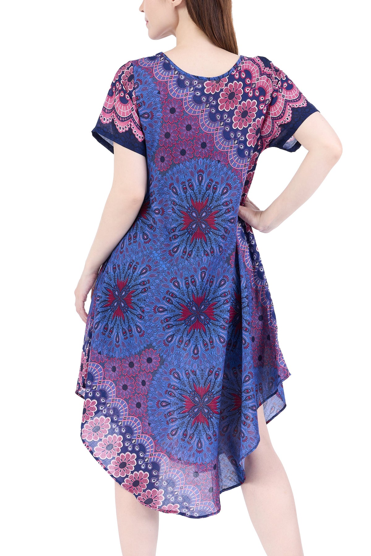 Lightweight women's dress with short sleeves and convenient pockets