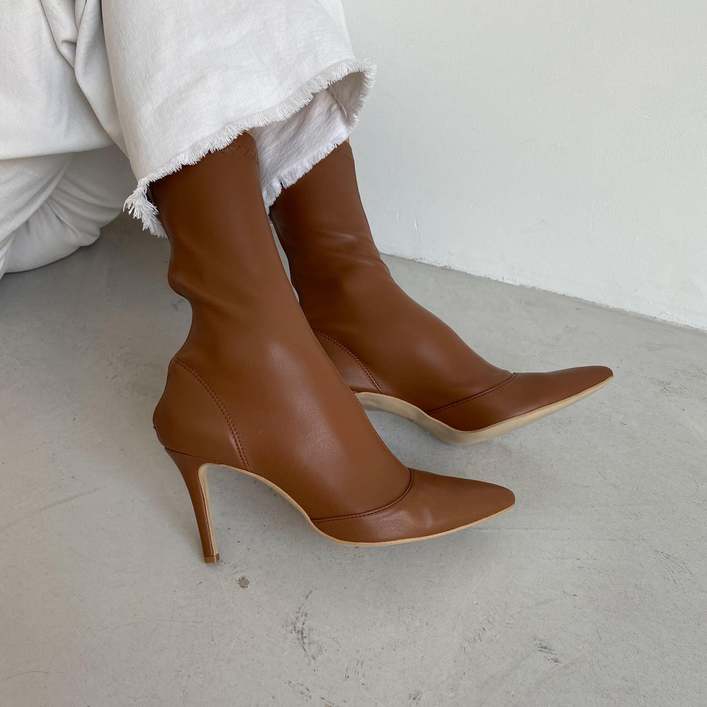 Vegan leather stretch boots for wide calves in caramel