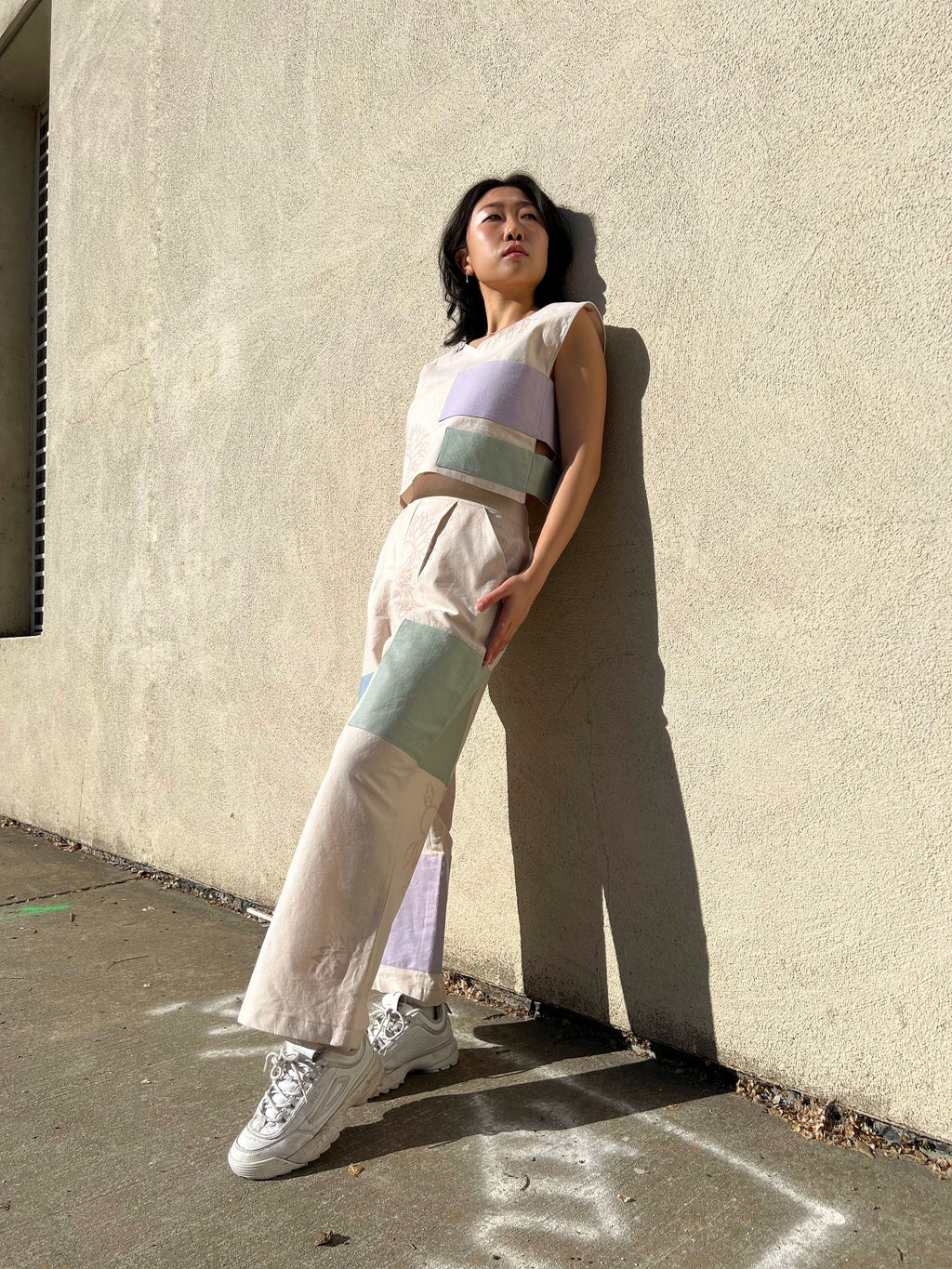 Model wearing high-waisted wide-leg pants in size M long, showing ankle length