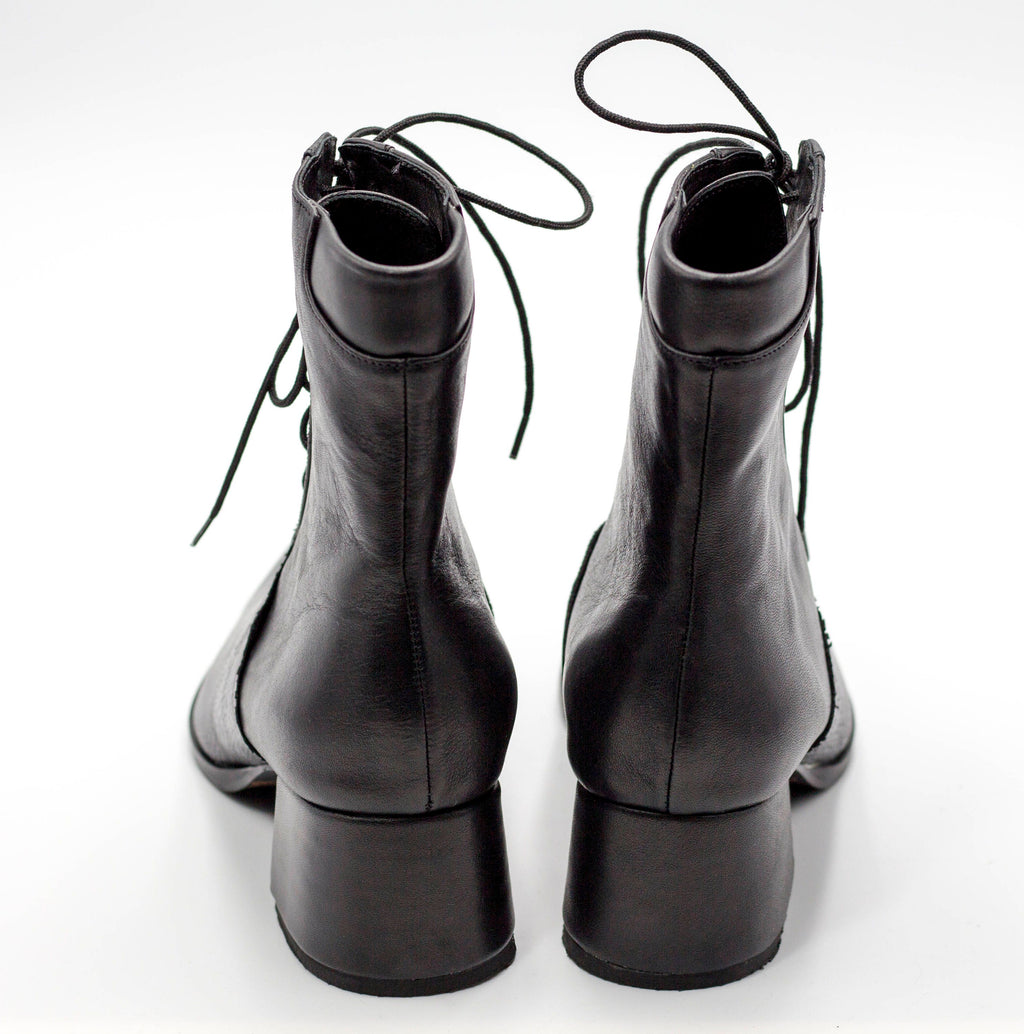 Black leather lace-up boots with snake texture and 5 cm heel