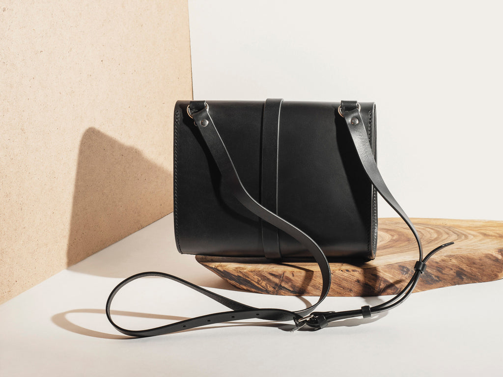 Women's black crossbody bag in vegetable tanned cow leather