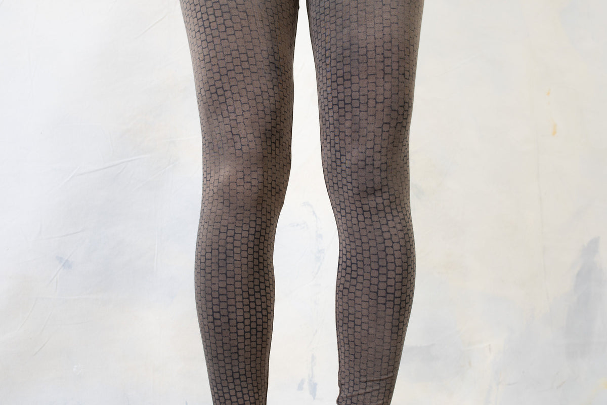Unisex leggings with artistic uneven batik bricks pattern, mid-rise cut