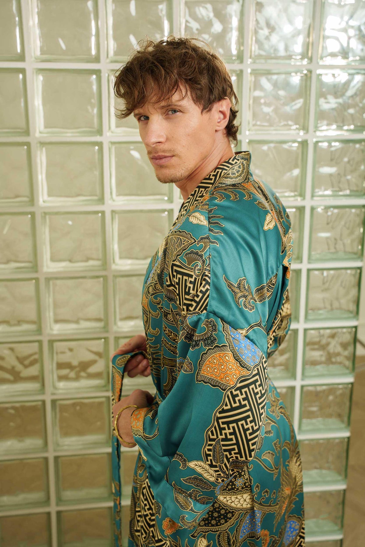 Luxury men's dressing gown with two pockets, waist belt, and structured drape