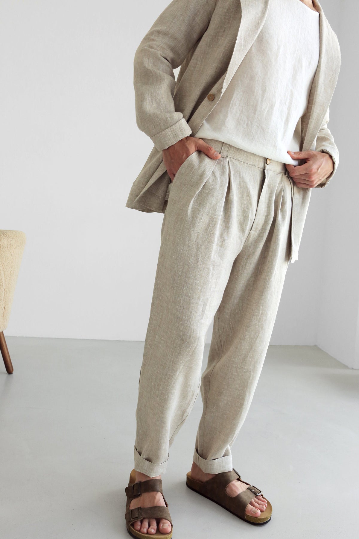 Loose fit men's linen trousers in beige with pleats and elastic waistband